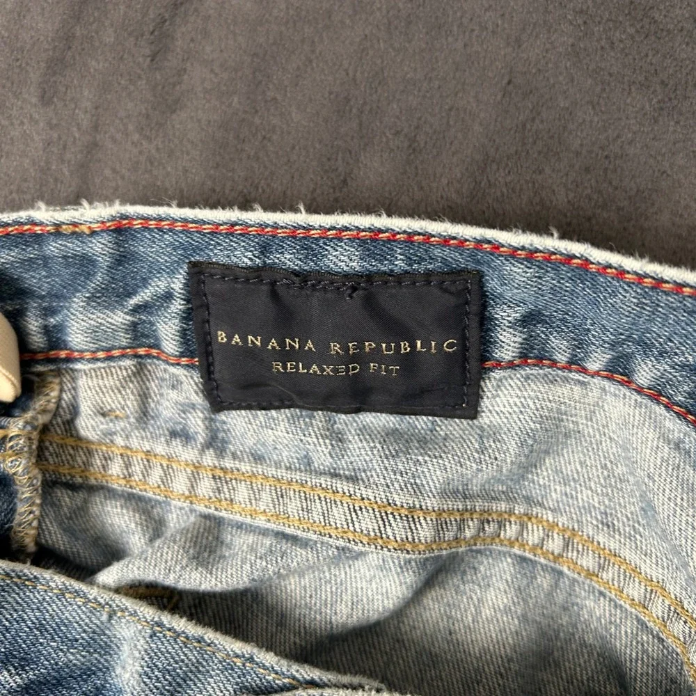Banana Republic Relaxed Fit Jeans Mens 35x30 Blue Light Wash Cotton Distressed